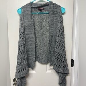 2000’s sleeveless grey knit shawl hooked up by IOT
